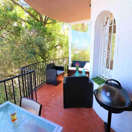 Spacious With Barbecue Montjoi