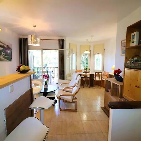 Spacious With Barbecue Montjoi
