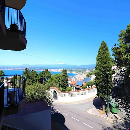 Spacious With Barbecue Apartment
